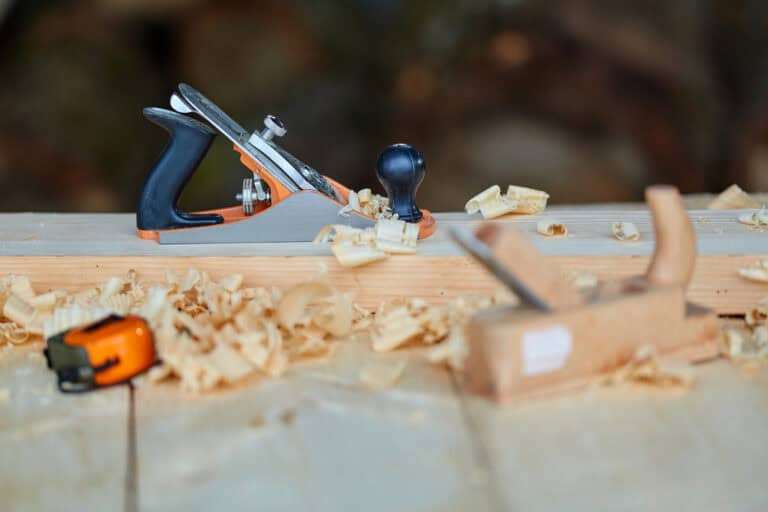 Mehr über den Artikel erfahren Welche Hobel eignen sich zum Glätten von Sägerauem Holz?