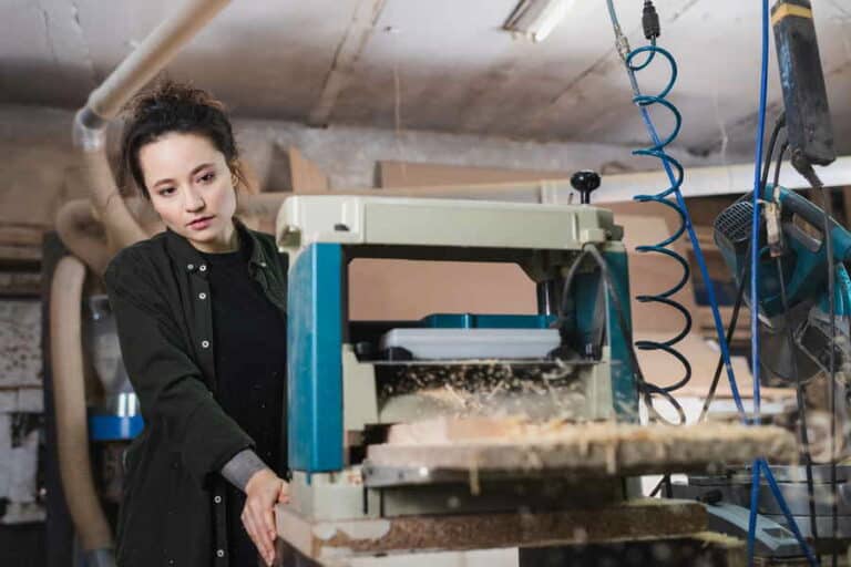 Mehr über den Artikel erfahren Die vielseitige Hobelmaschine: Einsatzmöglichkeiten und Funktionen